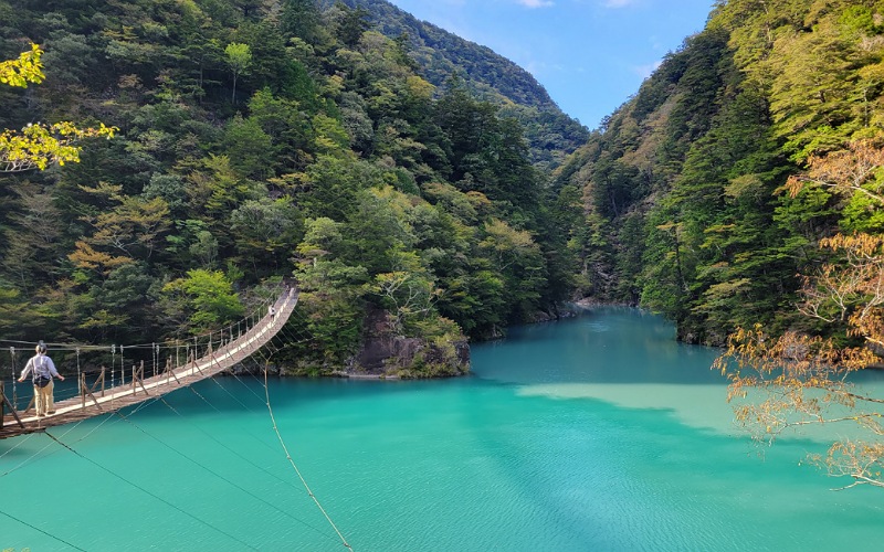 絶景とエメラルドブルーが楽しめる寸又峡夢の吊り橋